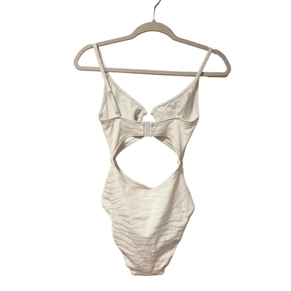 Solid & Striped Esme Cut Out One Piece Swimsuit in Tonal Zebra Jacquard (S) - Picture 7 of 13